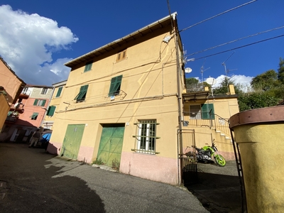 Appartamento in Via Lombardo 28, Campomorone, 6 locali, 1 bagno, 80 m²