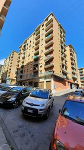 Appartamento Trilocale da ristrutturare, in vendita in Via Bartolomeo Carrea 3, Genova