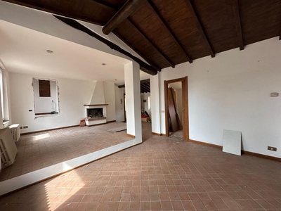 Attico a Lucca, 5 locali, 2 bagni, 105 m², 4° piano, buono stato