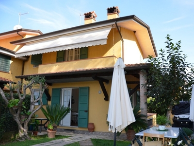 Trilocale in Via donati, Forte dei Marmi, 2 bagni, giardino privato