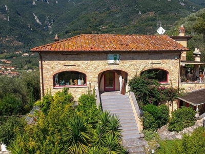 Casa colonica a Camaiore, 10 locali, 7 bagni, 330 m², piano rialzato