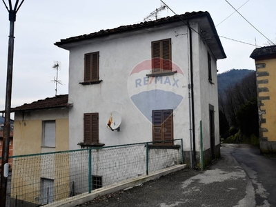 Casa indipendente a Borgo a Mozzano, 6 locali, 1 bagno, 75 m²
