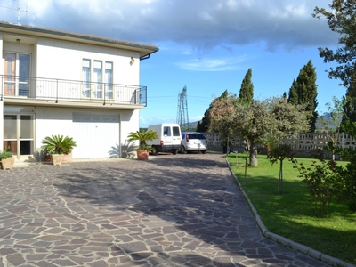 Casa indipendente a Campiglia Marittima, 8 locali, 200 m², abitabile