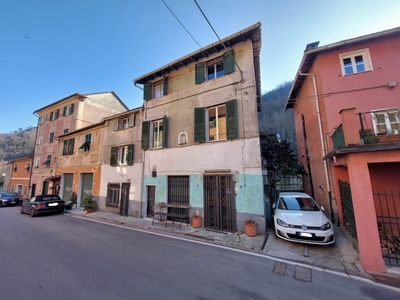 Casa indipendente a Campomorone, 10 locali, 322 m², 1° piano