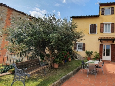 Casa indipendente a Capannori, 4 locali, 2 bagni, giardino privato