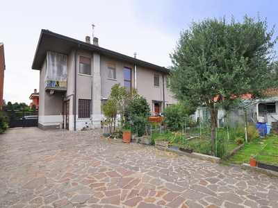 Casa indipendente a Inveruno, 3 locali, 1 bagno, posto auto, 135 m²