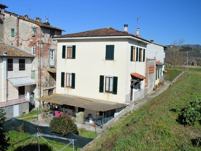 Casa indipendente a Lucca, 6 locali, 2 bagni, posto auto, 140 m²