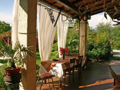 Casa indipendente a Pietrasanta, 10 locali, 4 bagni, giardino privato