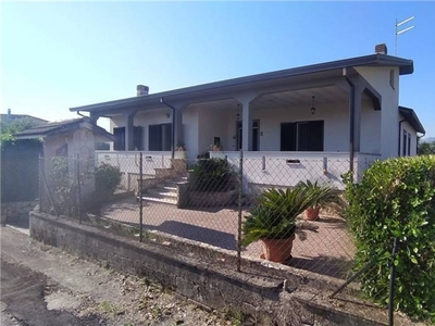 Casa indipendente a Pontecorvo, 14 locali, 2 bagni, garage, 290 m²