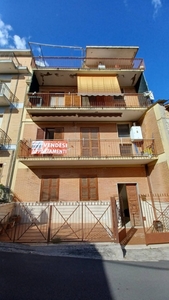 Casa indipendente a Priverno, 9 locali, 3 bagni, 250 m², buono stato