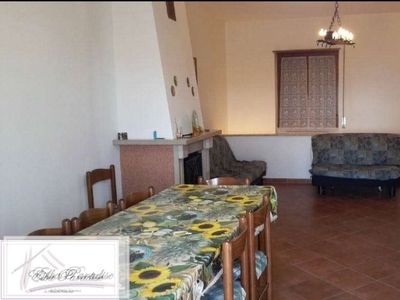 Casa indipendente a Rocca Massima, 4 locali, 1 bagno, garage, arredato