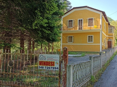 Casa indipendente a Serravalle di Chienti, 12 locali, 4 bagni, 316 m²