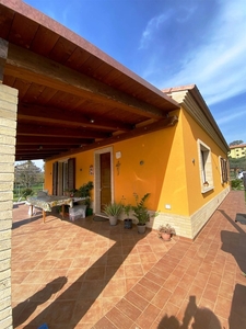 Casa indipendente a Treia, 3 locali, 2 bagni, 100 m², seminuovo