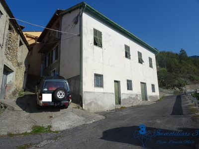 Casa indipendente ad Aquila d'Arroscia, 9 locali, 2 bagni, garage