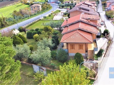 Casa indipendente in Contrada Pianello, Sant'Angelo in Pontano, 200 m²