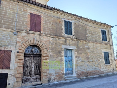 Casa indipendente in Contrada San Venanzo, Monte San Martino, 5 locali