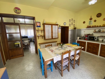 Casa indipendente in Via 24 maggio, Viareggio, 7 locali, 2 bagni