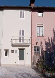 Casa indipendente in Via Castagnola, Lucca, 5 locali, 2 bagni, 110 m²