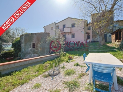 Casa indipendente in Via del poggione, Collesalvetti, 4 locali, 200 m²