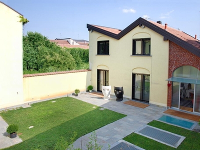 Villa in Via Filippo Carcano, Desio, 3 bagni, con box, 600 m²