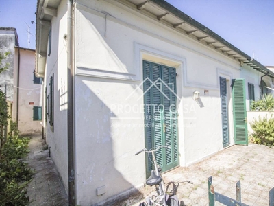 Casa indipendente in VIA PAPINI, Camaiore, 5 locali, 1 bagno, 85 m²