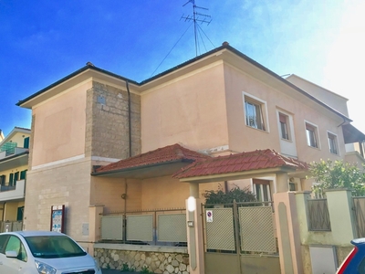 Casa indipendente in Via Po, Grosseto, 7 locali, 2 bagni, 168 m²