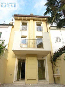 Casa indipendente in Via Pola, Viareggio, 8 locali, 3 bagni, 180 m²