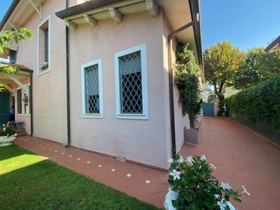 Casa indipendente in Via Ponchielli, Forte dei Marmi, 9 locali, 200 m²