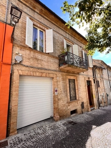 Casa indipendente in Via san martino, Montegiorgio, 8 locali, 2 bagni