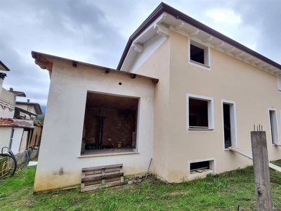 Appartamento bifamiliare a Camaiore, 8 locali, 2 bagni, 145 m²