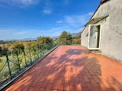 Casa semindipendente a Capannori, 18 locali, 3 bagni, 513 m²