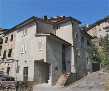 Casa semindipendente a Capannori, 6 locali, 2 bagni, giardino privato