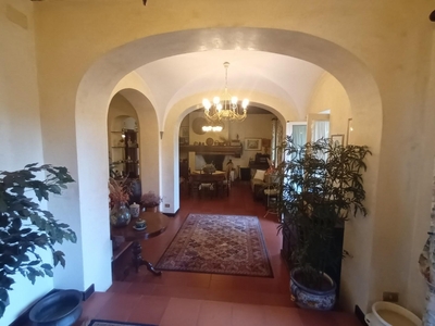 Casa semindipendente a Lucca, 12 locali, 4 bagni, giardino privato