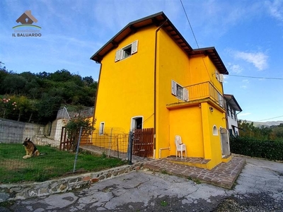 Casa semindipendente a Lucca, 5 locali, 2 bagni, 150 m² in vendita