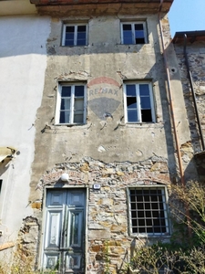 Casa semindipendente a Lucca, 9 locali, 1 bagno, giardino privato