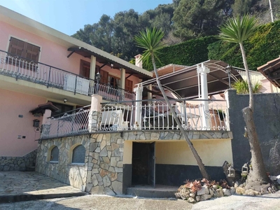 Casa semindipendente a Ventimiglia, 10 locali, 240 m² in vendita