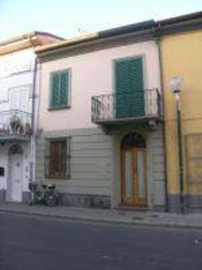 Casa semindipendente a Viareggio, 5 locali, 2 bagni, giardino privato