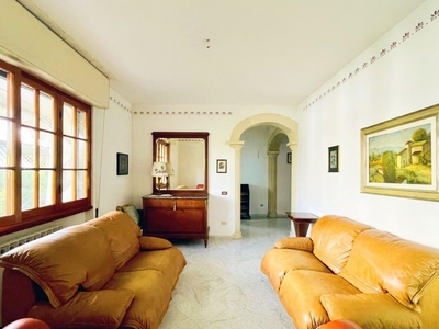 Casa semindipendente a Viareggio, 6 locali, 2 bagni, giardino privato