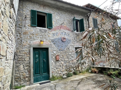 Casa semindipendente in Via della Torre Boveglio, Villa Basilica