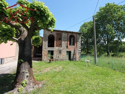 Casa semindipendente in Via Di Sottomonte, Capannori, 6 locali, 160 m²