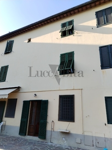 Casa semindipendente in Via di Tiglio 177, Lucca, 6 locali, 2 bagni