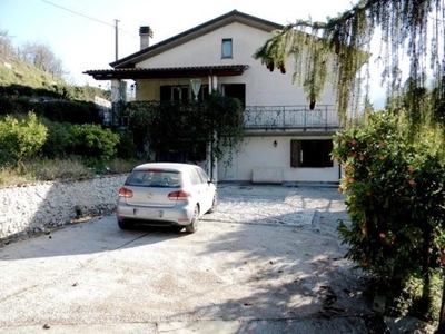 Casa singola a Seravezza, 10 locali, 3 bagni, giardino privato, 225 m²