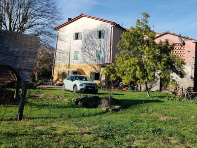 Casale a Capannori, 6 locali, 3 bagni, giardino privato, 180 m²