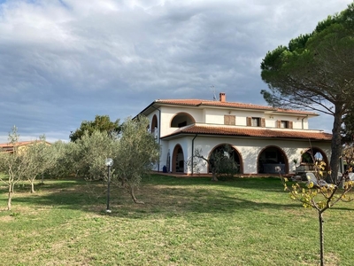 Casale a Cecina, 10 locali, 3 bagni, giardino privato, 400 m²