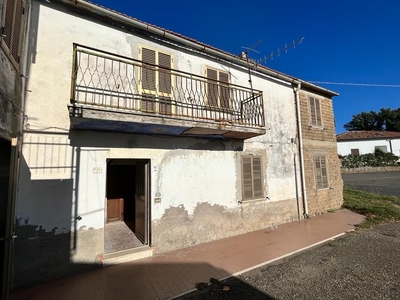 Monolocale a Sorano, 1 bagno, 150 m², multilivello, da ristrutturare