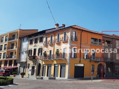 Palazzo in Piazza San Martino, Inveruno, 3 locali, 3 bagni, con box