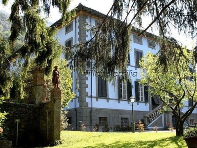 Palazzo storico a Camaiore, 35 locali, 4 bagni, giardino privato