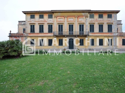 Palazzo storico a Capannori, 50 locali, 6 bagni, giardino privato