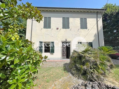 Palazzo storico a Lucca, 15 locali, 2 bagni, giardino privato, 500 m²