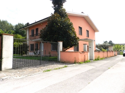 Porzione di casa a Lucca, 4 locali, 3 bagni, 150 m², multilivello